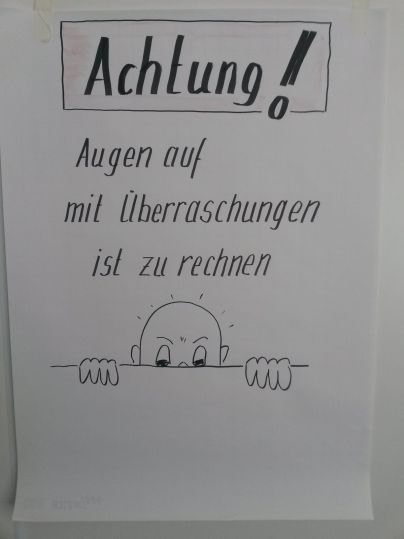 Flipchart analog 'Achtung Augen auf mit Überraschungen ist zu rechnen'